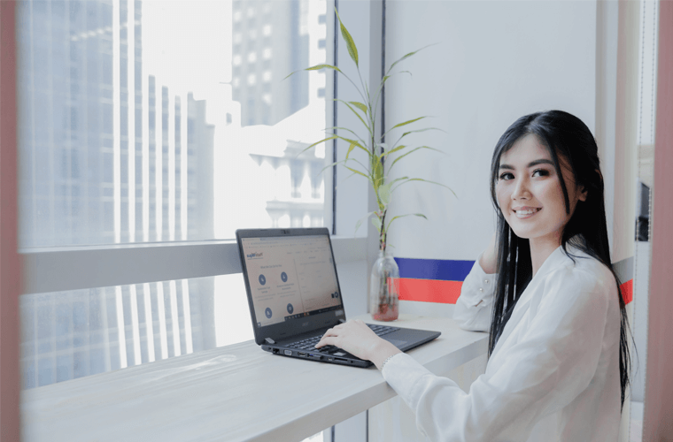 Woman working in Laptop