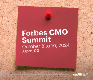 A post-it shows schedule of Forbes CMO Summit, a B2B sales conference.